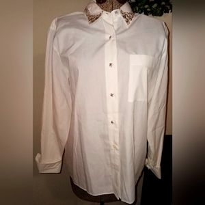 Vtg white button down blouse with floral embroidered accents